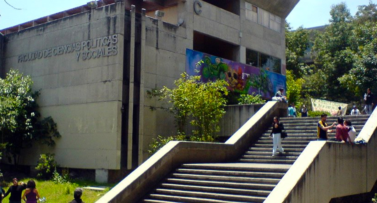 Marchan alumnos de la UNAM contra violencia de género y porros