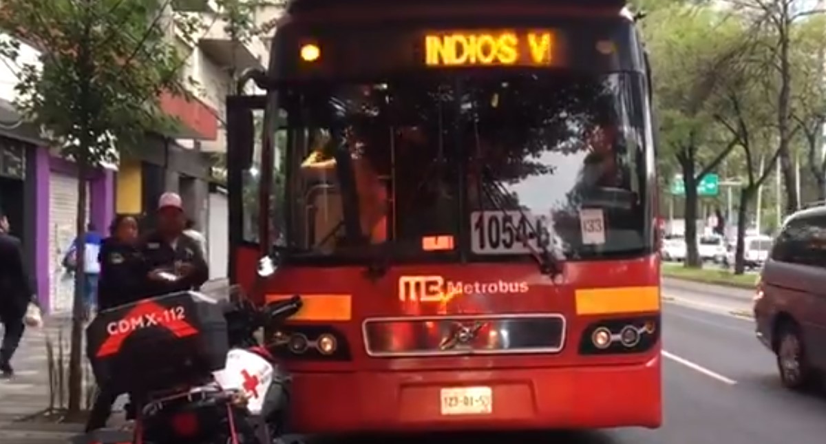 Accidente de Metrobús con taxi deja 10 lesionados en Insurgentes Sur