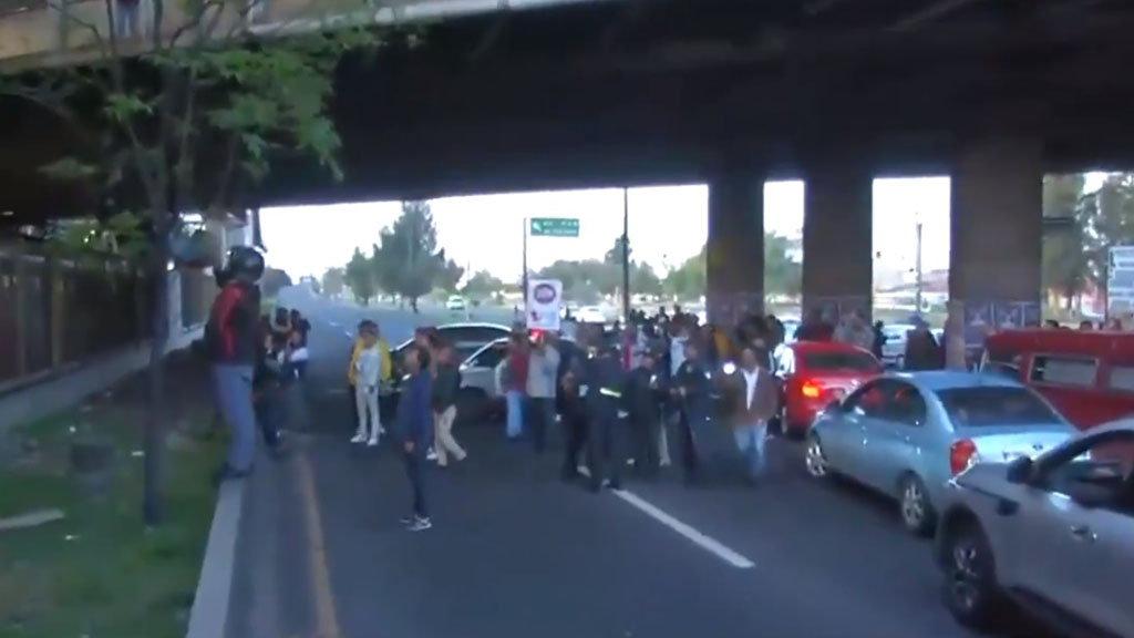Taxistas extienden protesta y bloquean Avenida Central - usuarios-del-metro-interpelan-a-taxistas-que-afectan-la-avenida-central