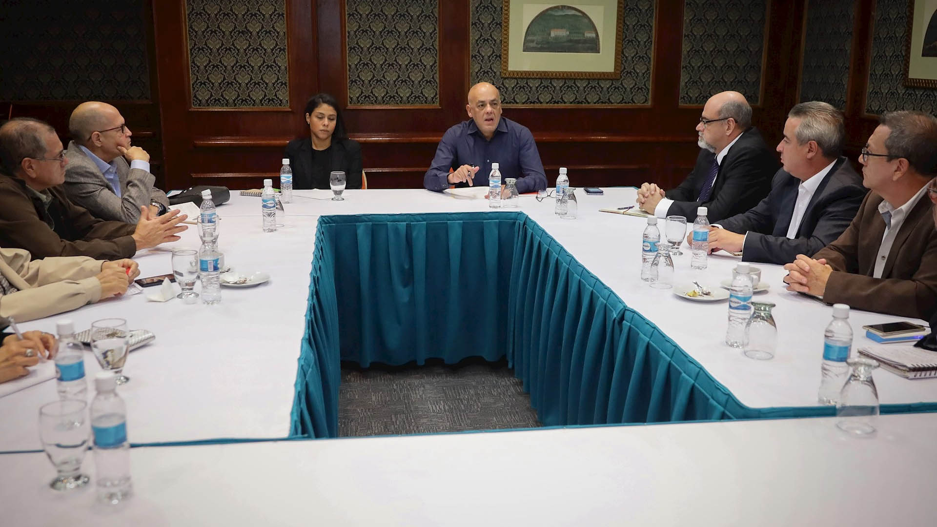 Diálogo lanzado por Maduro no plantea elecciones presidenciales en el corto plazo