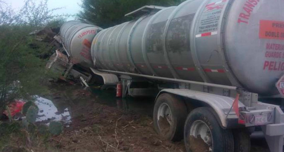 Vuelca pipa en la Victoria-Matamoros y derrama 30 mil litros de gasolina