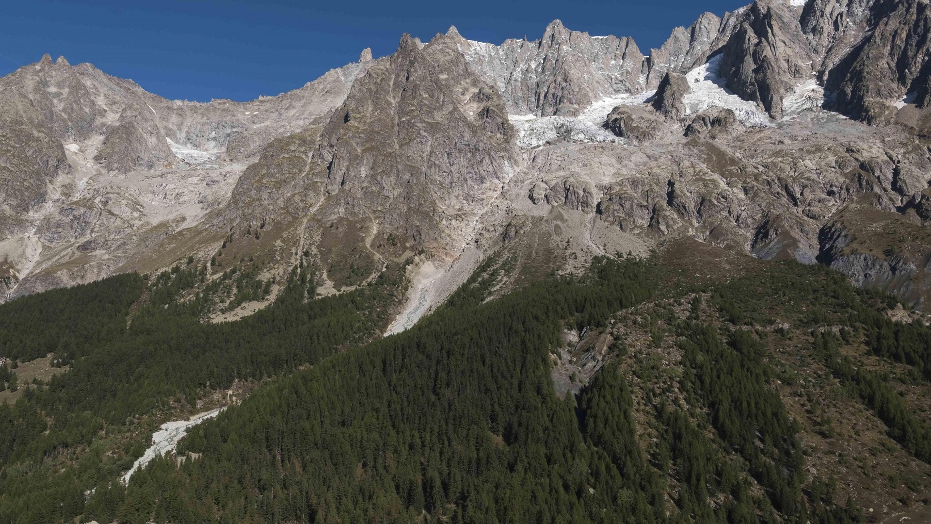 Parte del glaciar alpino del Mont Blanc acelera su deslizamiento