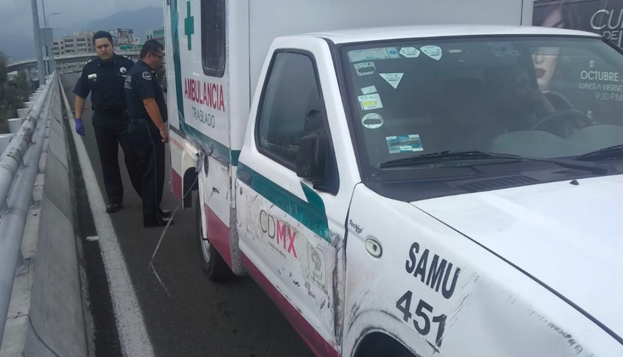 Ambulancia vuelca en Segundo Piso de Periférico