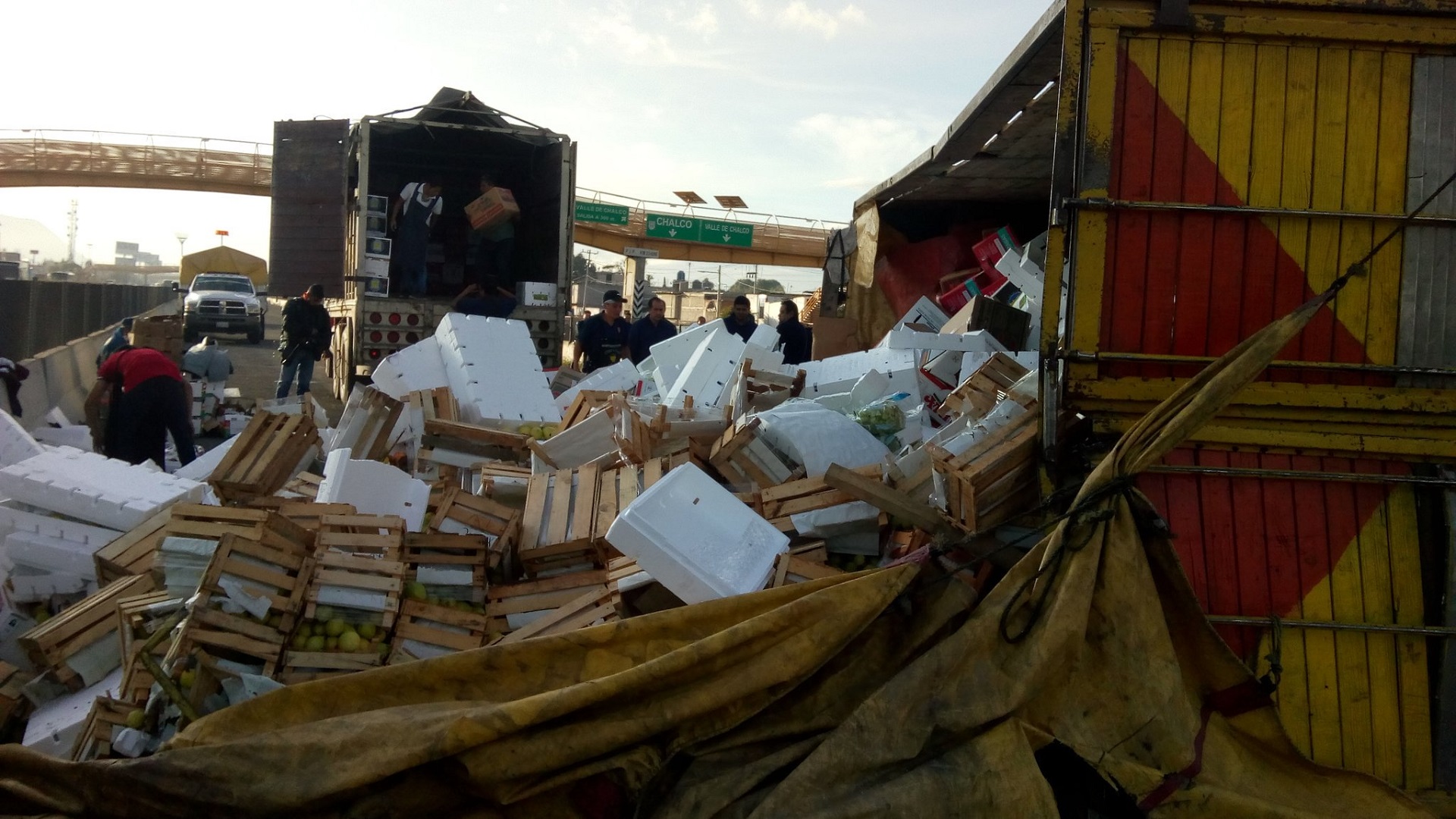 Vuelca camión con 7 toneladas de fruta en la México-Puebla