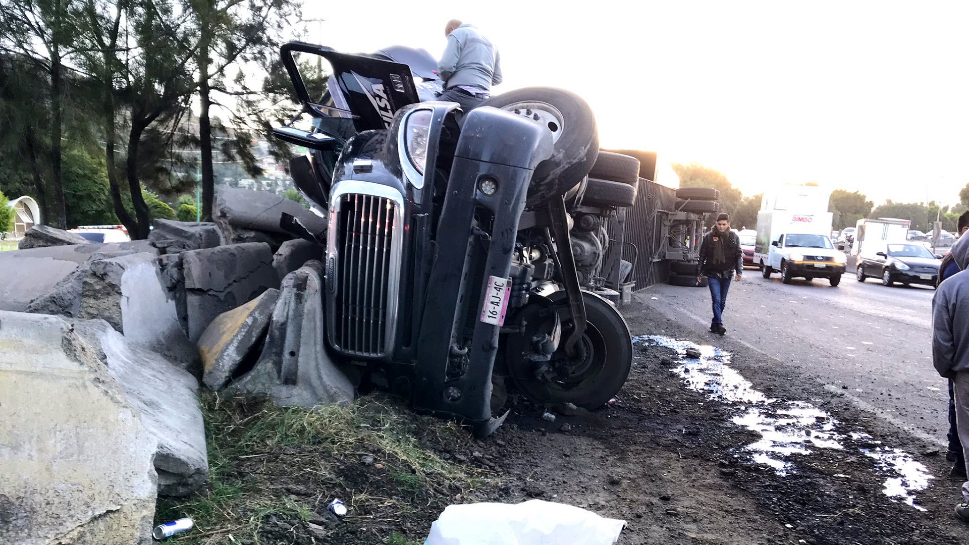 Tráiler vuelca sobre Avenida Reyes Heroles de Tlalnepantla