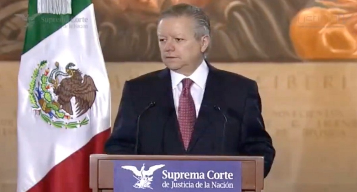 Suspenden a magistrado por presunta corrupción; conferencia de Arturo Zaldívar