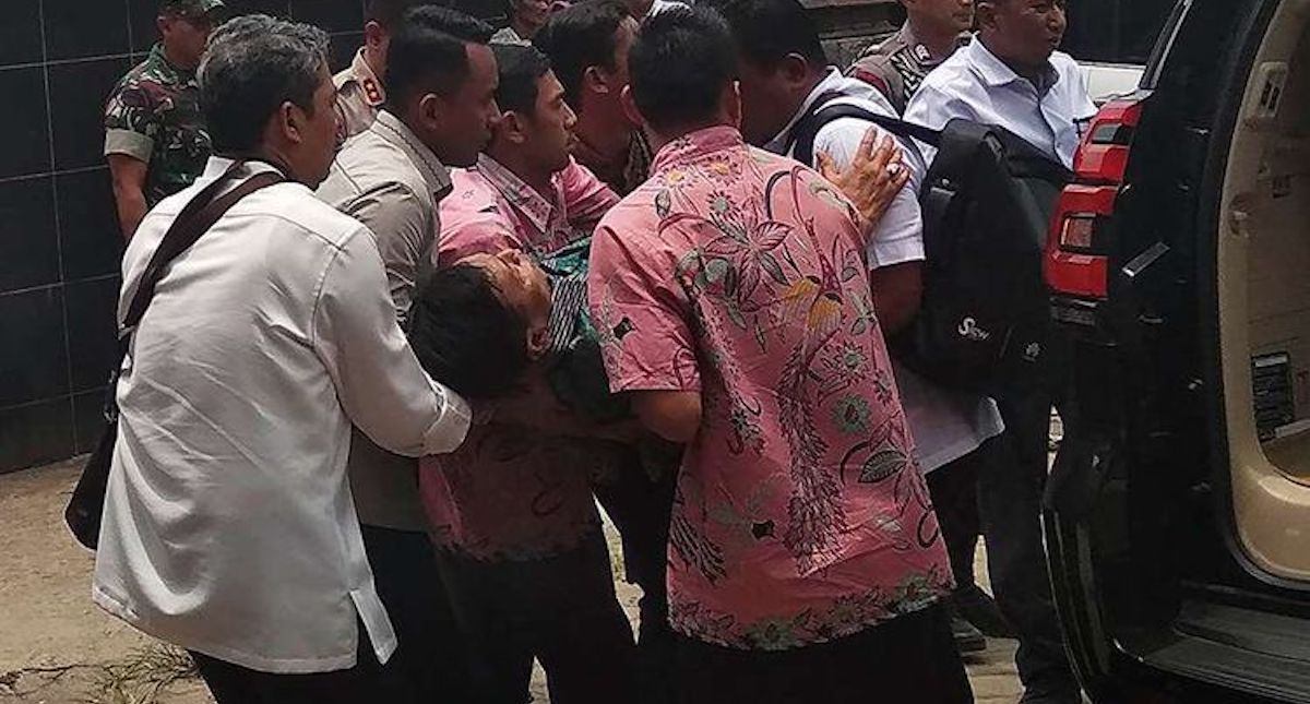 Atacan con cuchillo al ministro de Seguridad indonesio