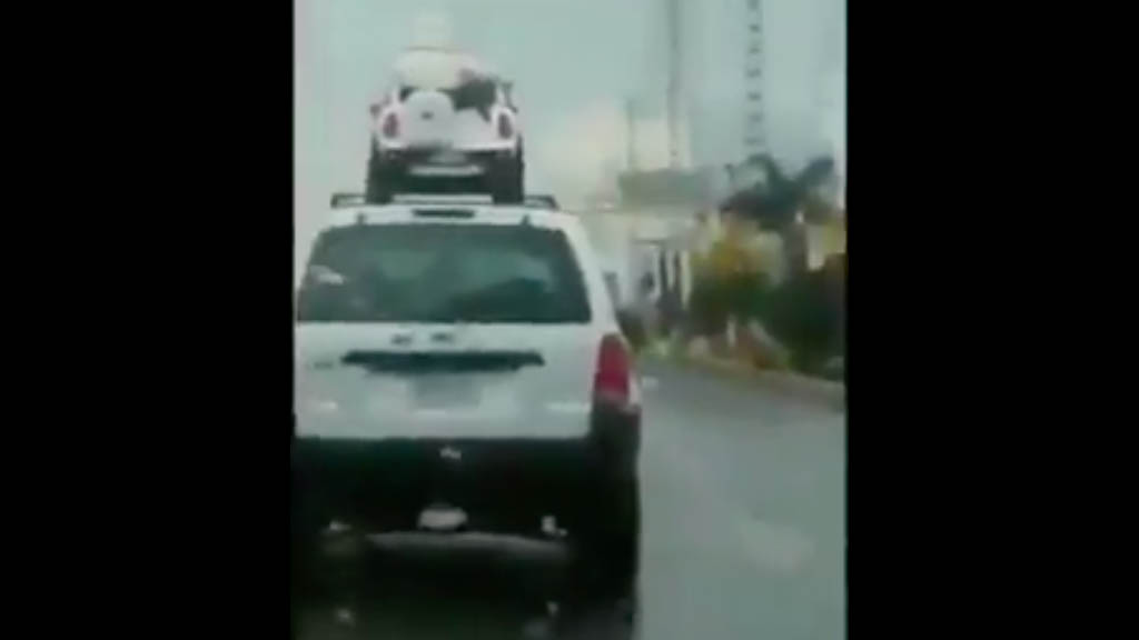 #Video Padres llevan a sus hijos en techo de automóvil en Zapopan