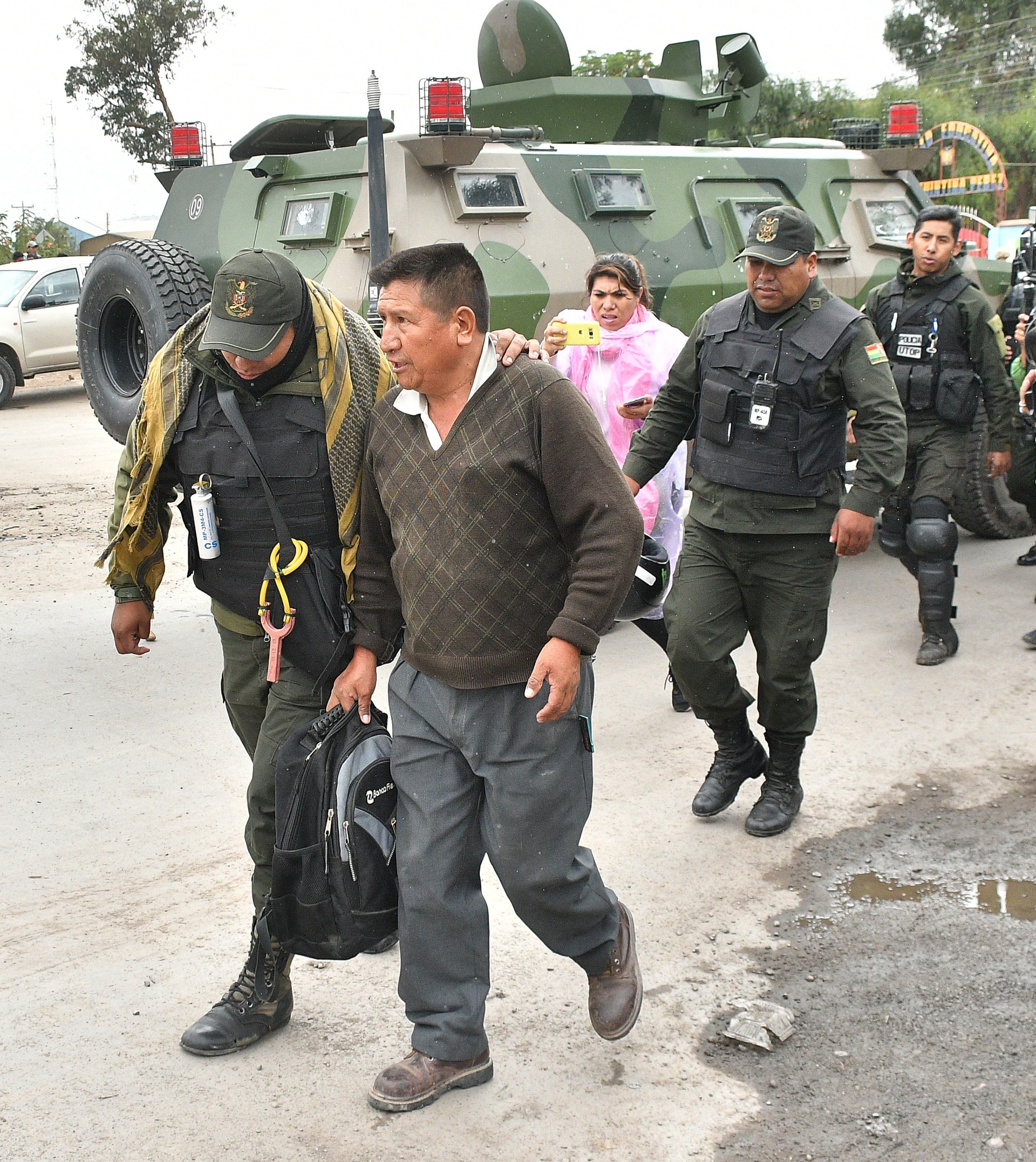 Vecinos retienen a uniformados y alcalde tras operativo militar en Bolivia - 01f0f1ab33fb033a72821134d2ceb8240823e3dd