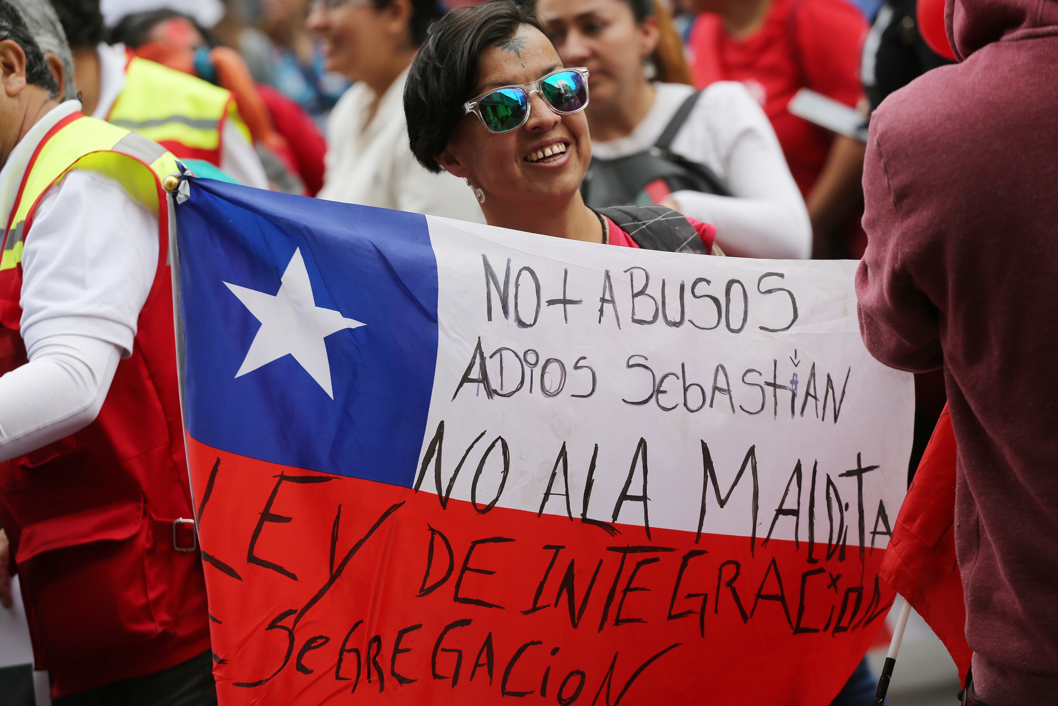 Manifestantes rodean sede del Congreso de Chile en rechazo a Piñera - 1368aa2f4543b73bb5455f60bdae715f3657ba10