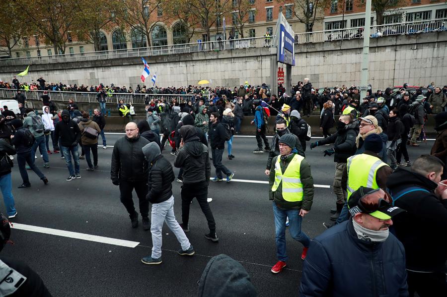 Actos de vandalismo en París durante protestas de chalecos amarillos - 5f2fab1425dd736315b7fdb9e513a129c947d6f5w