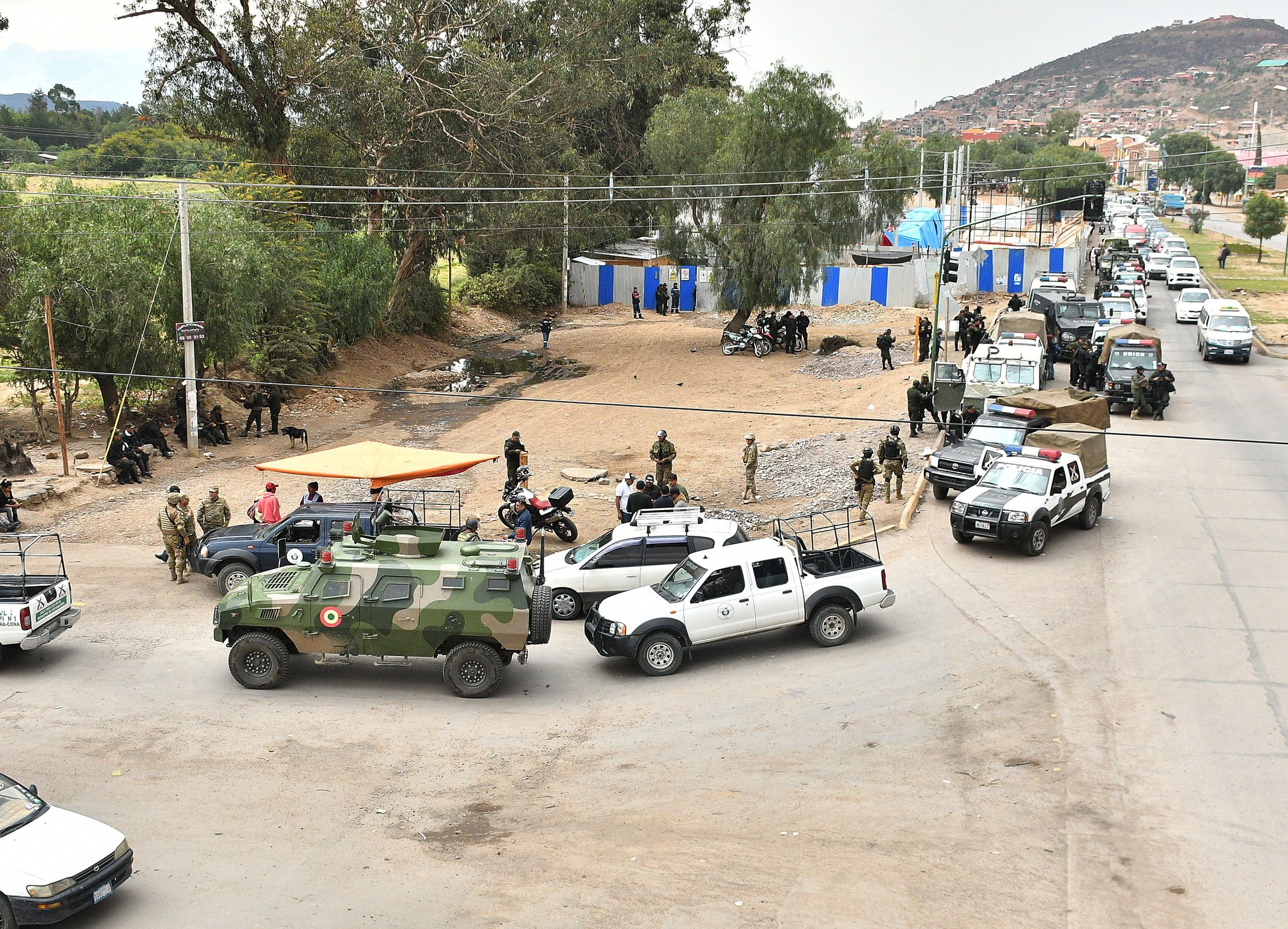 Vecinos retienen a uniformados y alcalde tras operativo militar en Bolivia - 7cd0018f519a86e1889da4242348d15c2ccd10ea