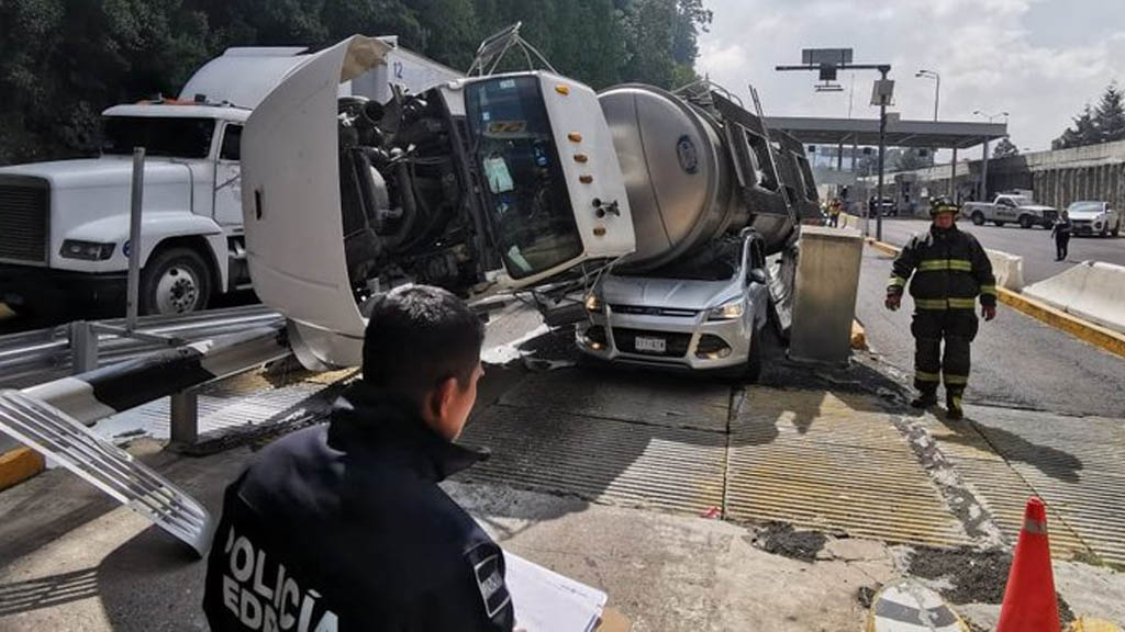 Accidente colapsa circulación en la México-Toluca con dirección a la capital Accidente colapsa circulación en la México-Toluca con dirección a la capital