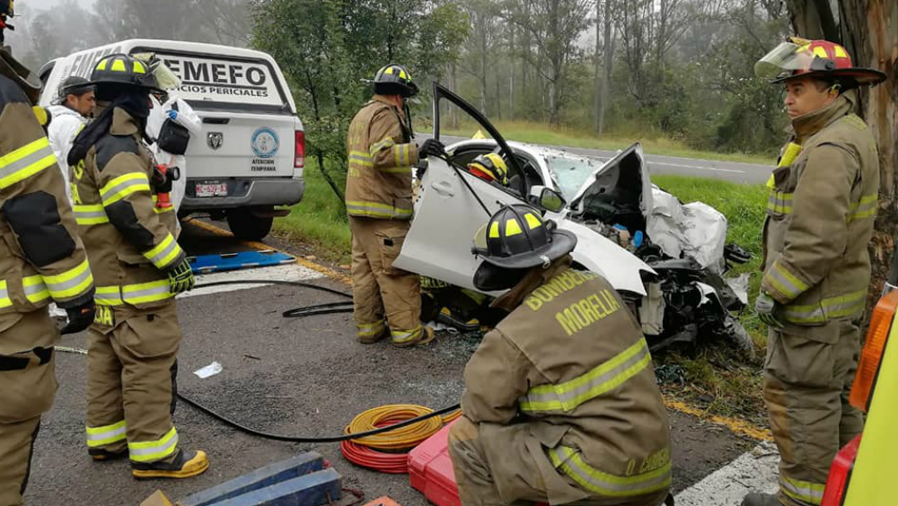 Mueren cuatro personas tras impactar con un árbol en Michoacán