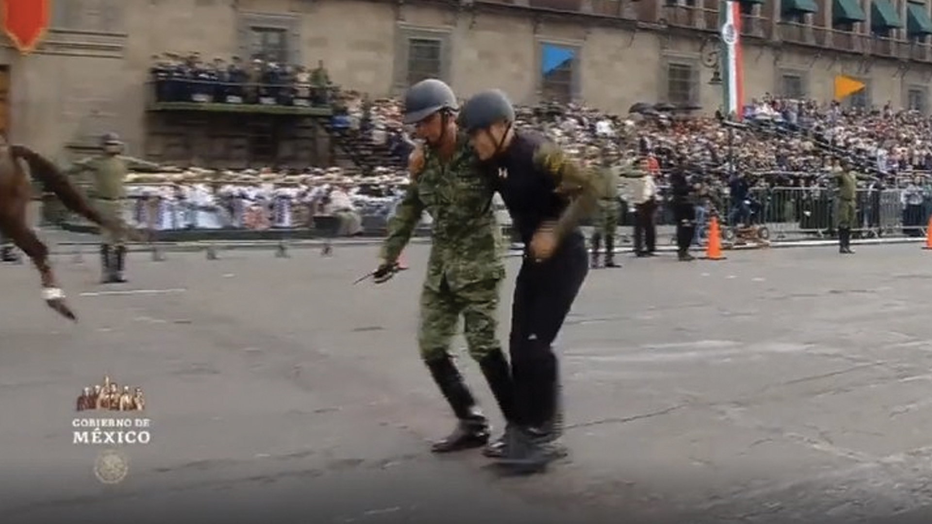 #Video Jinete sufre caída frente a Palacio Nacional durante desfile