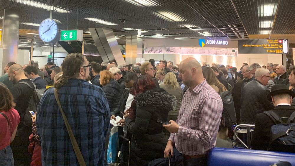 Falsa alarma obliga a evacuar pasajeros de avión en Ámsterdam