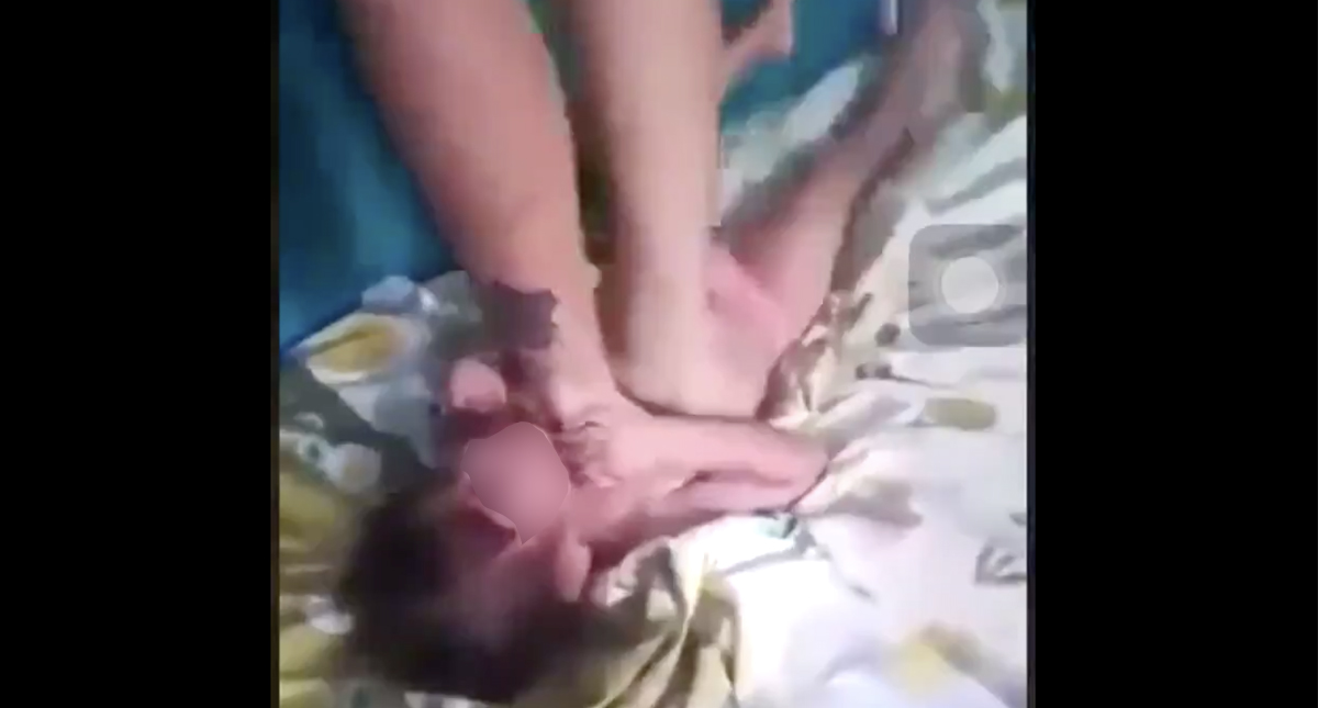 Mujer pisotea a su hija a pesar de que la niña suplica que se detenga