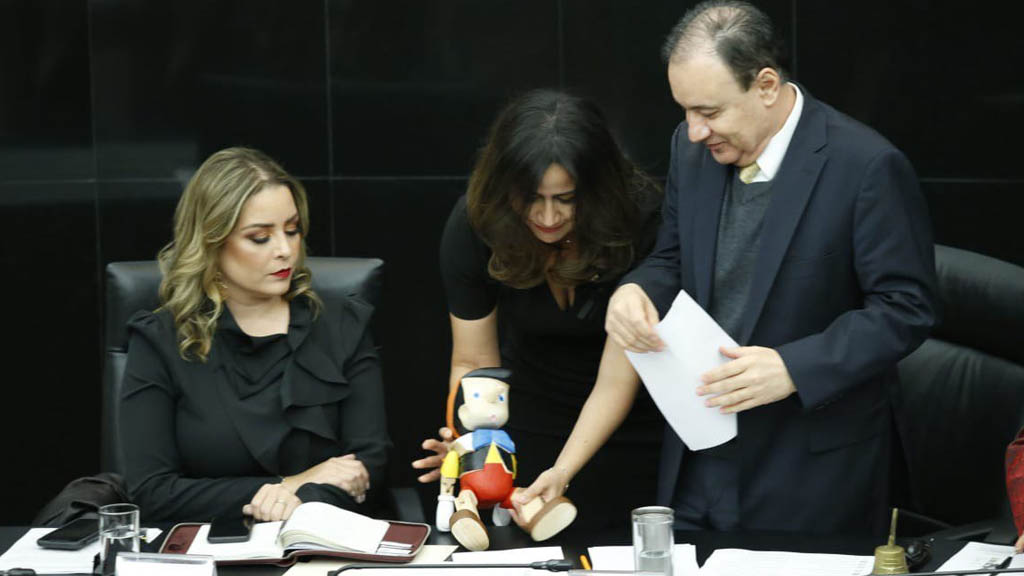 Senadores regalan muñeco de Pinocho a Durazo por operativo en Culiacán - alfonso-durazo-senado-muneco-2