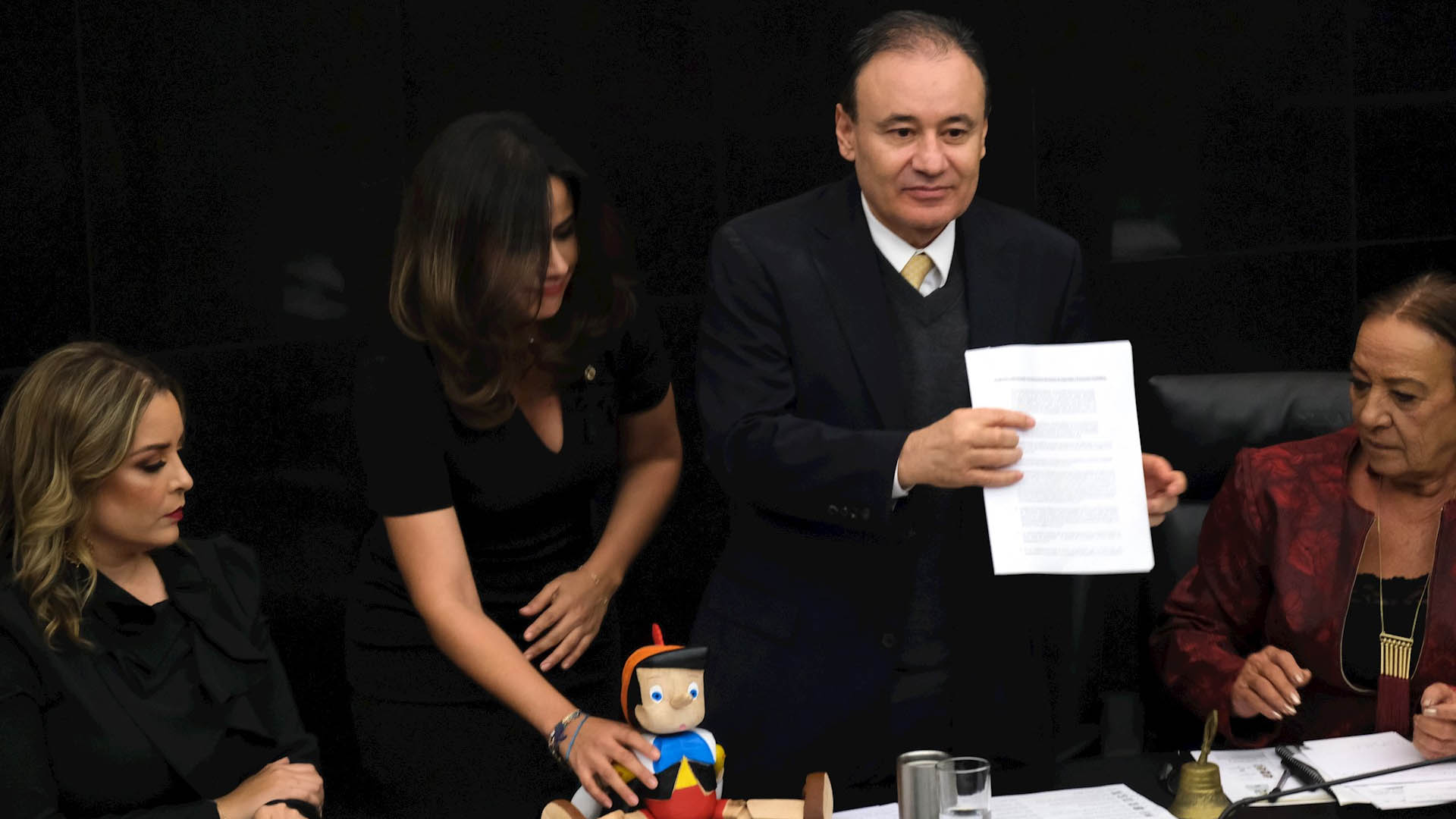 Senadores regalan muñeco de Pinocho a Durazo por operativo en Culiacán