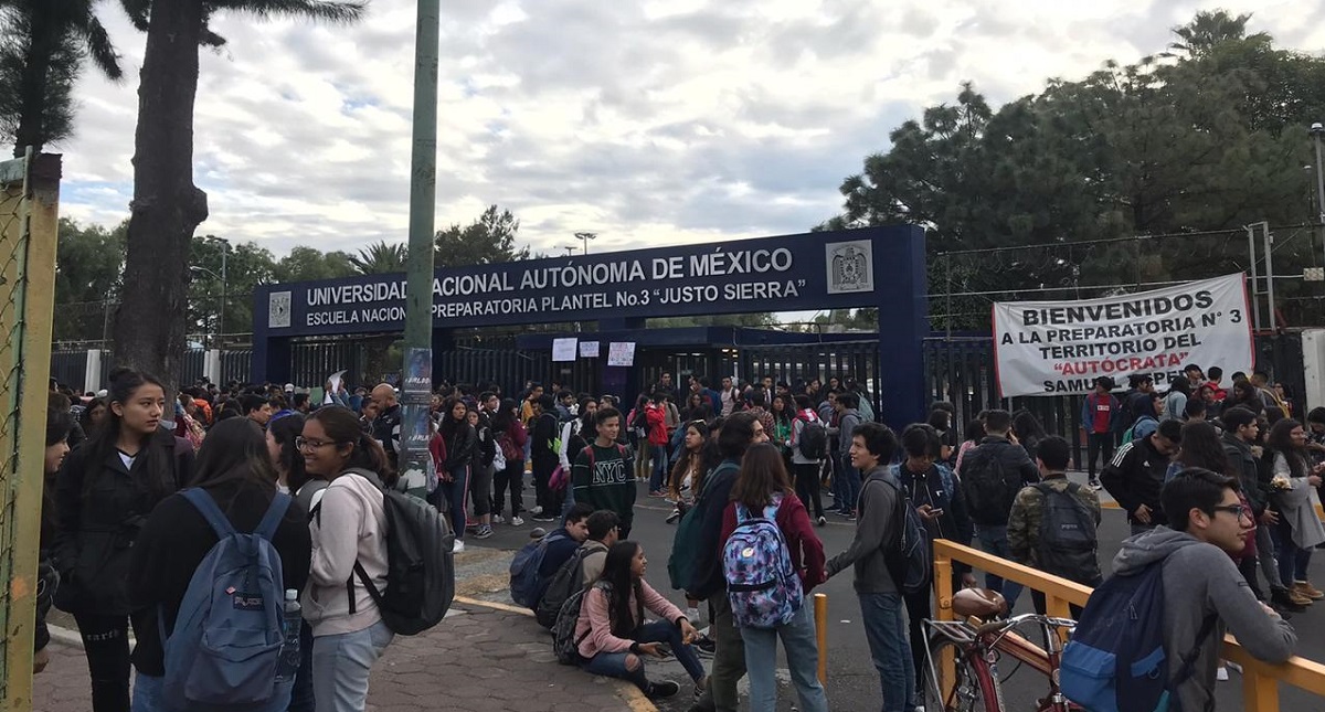 Jóvenes encapuchadas toman la Prepa 3; acusan violencia de género