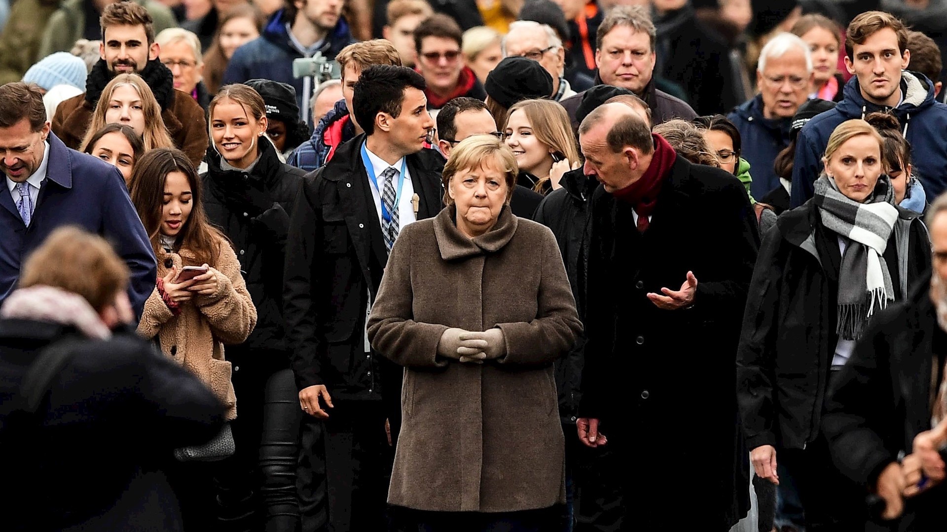 Merkel: ningún muro es “tan alto o tan ancho que no se pueda atravesar”