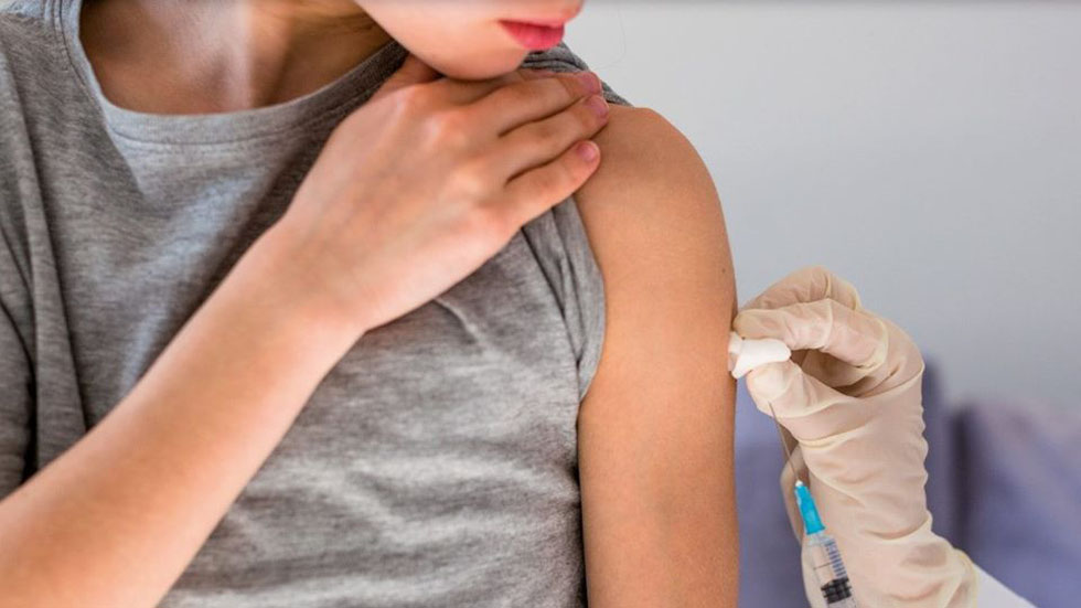 Vacunarse antes de la temporada invernal evita contagio de influenza