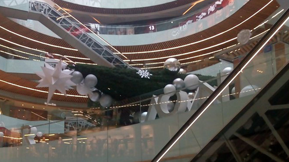 Cae árbol de Navidad gigante en Plaza Manacar; una persona resultó herida