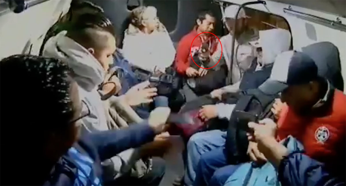 #Video Pasajeros entregan con resignación pertenencias a asaltante