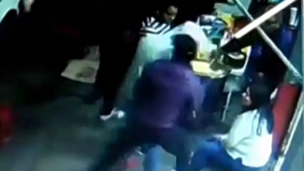 Sujetos asaltan a clientes de un carro de esquites