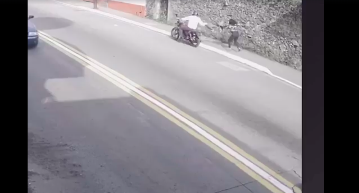 #Video Mujer termina en el suelo tras asalto en Veracruz