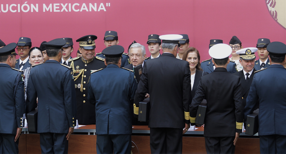 Condecoran y ascienden a elementos de las Fuerzas Armadas; refrendan lealtad a López Obrador