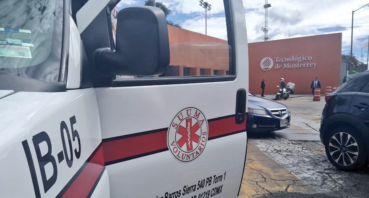 Movilización policiaca en estacionamiento del Tec de Monterrey campus Santa Fe; hay un herido