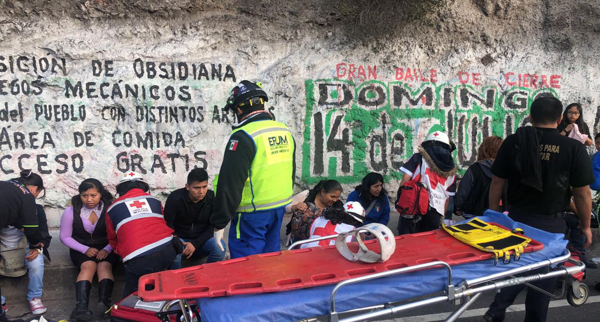 Volcadura de combi deja 12 pasajeros lesionados sobre la Av. Insurgentes - atencion-de-usuarios-de-transporte-publico-tras-volcadura