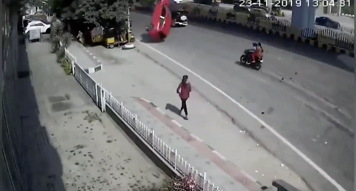 #Video Auto cae del segundo piso de una vía rápida y mata a una mujer en India