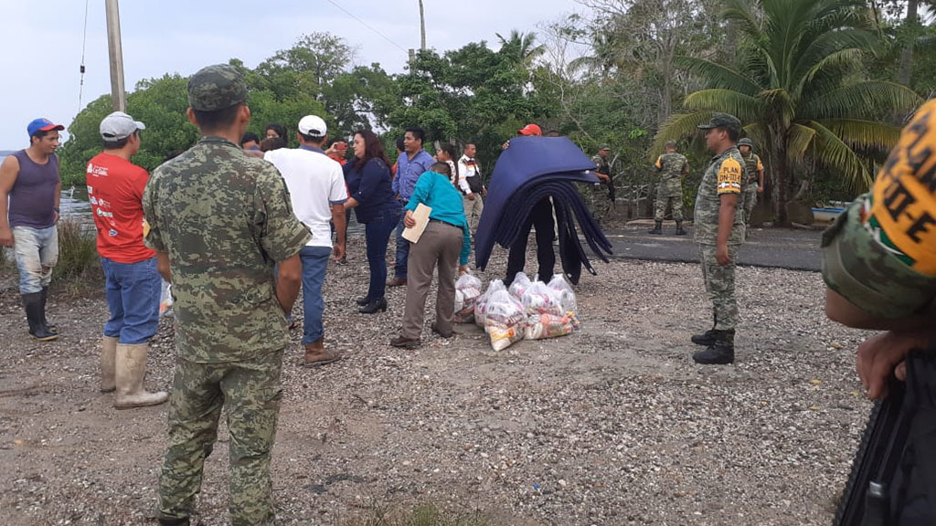Ejército aplica Plan DN-III-E en zona costera de Tabasco - ayuda-de-sedena-a-pobladores-de-tabasco