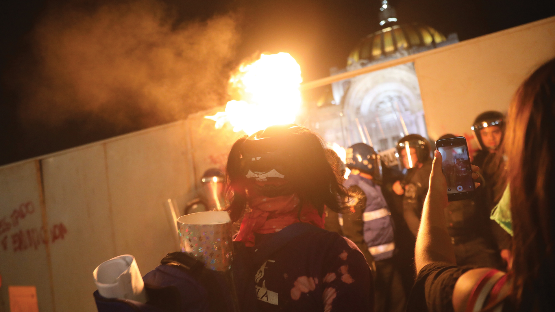 #Video Tiran vallas en el Palacio de Bellas Artes; policías impiden que lo vandalicen