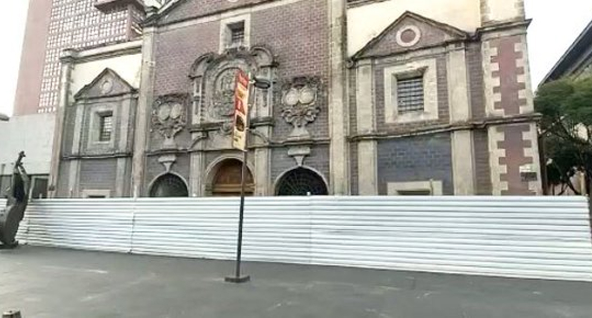 Blindan monumentos y edificios históricos por marcha feminista