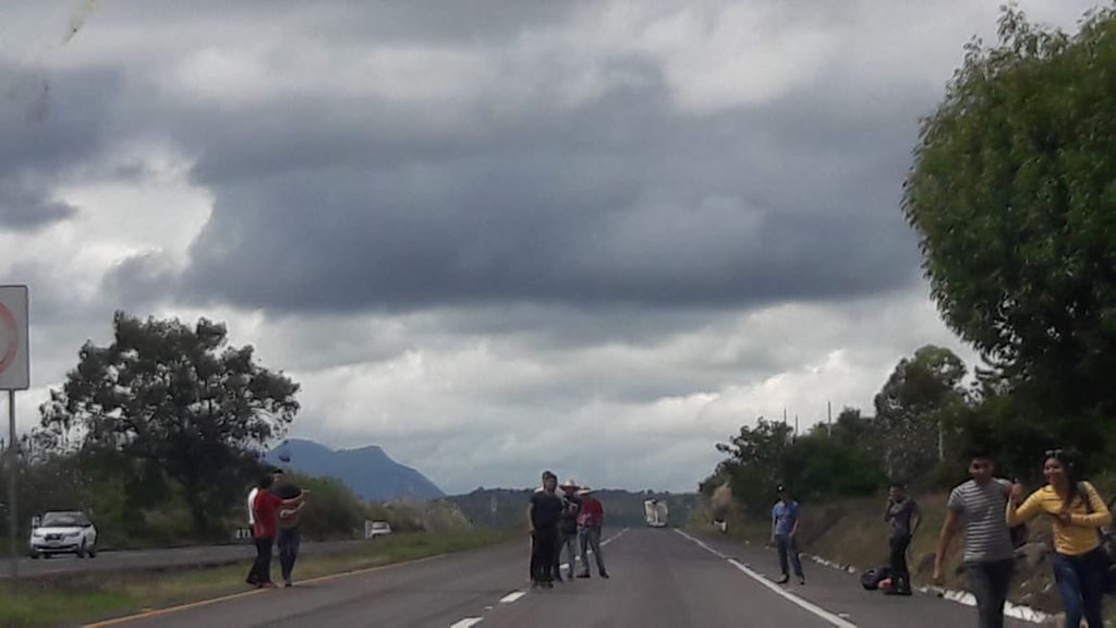 Normalistas de Michoacán retienen autobuses de pasajeros en carretera