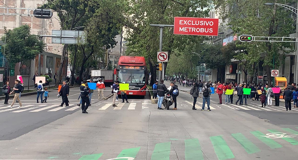 Padres de niños con cáncer bloquean Avenida Insurgentes