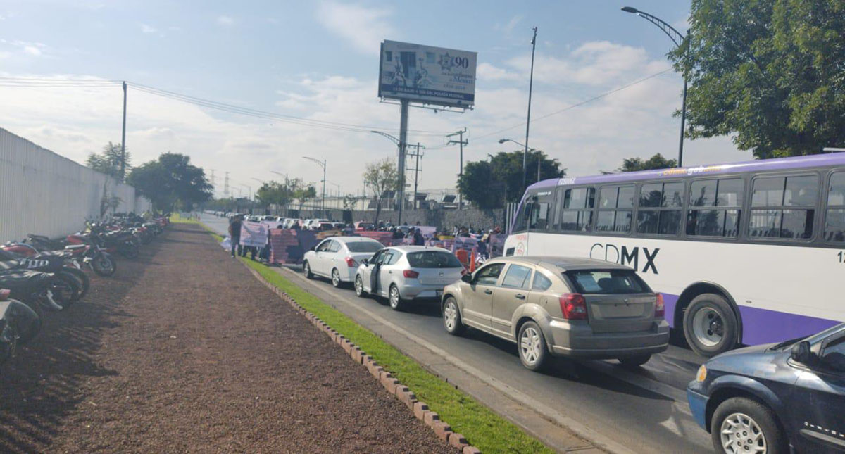 Denuncian policías agresión con gas pimienta por parte de agentes federales - bloqueo-de-policias-federales-en-periferico-sur