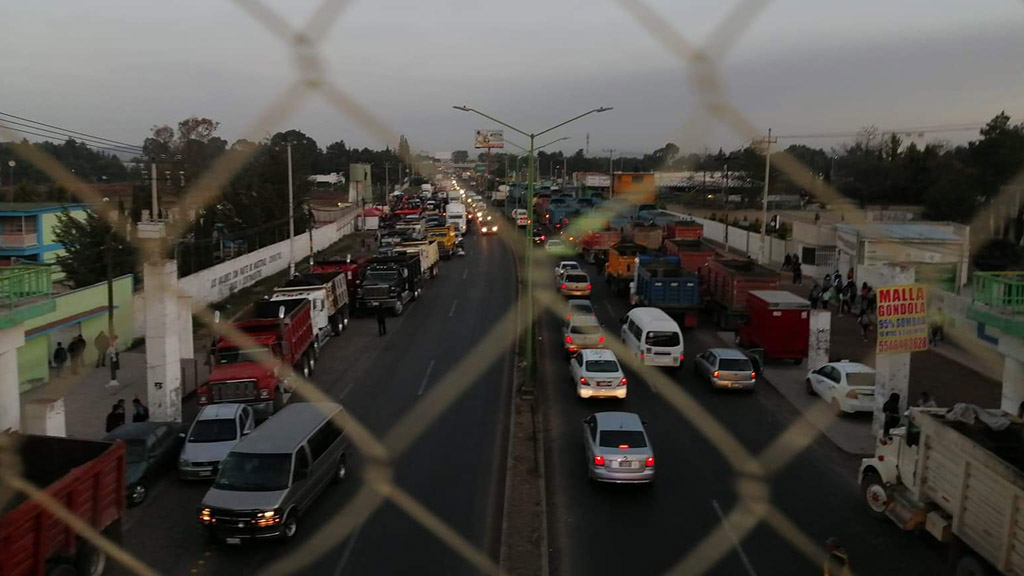 Sindicalizados mantienen bloqueo en la México-Pachuca; exigen trabajo en Santa Lucía