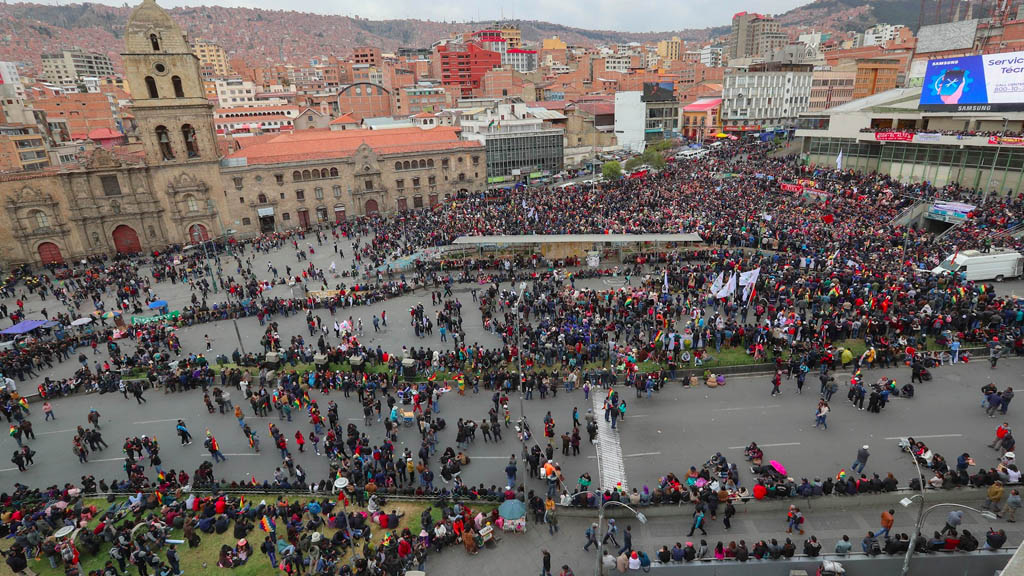 Defensores y detractores de Evo Morales se enfrentan en la capital de Bolivia