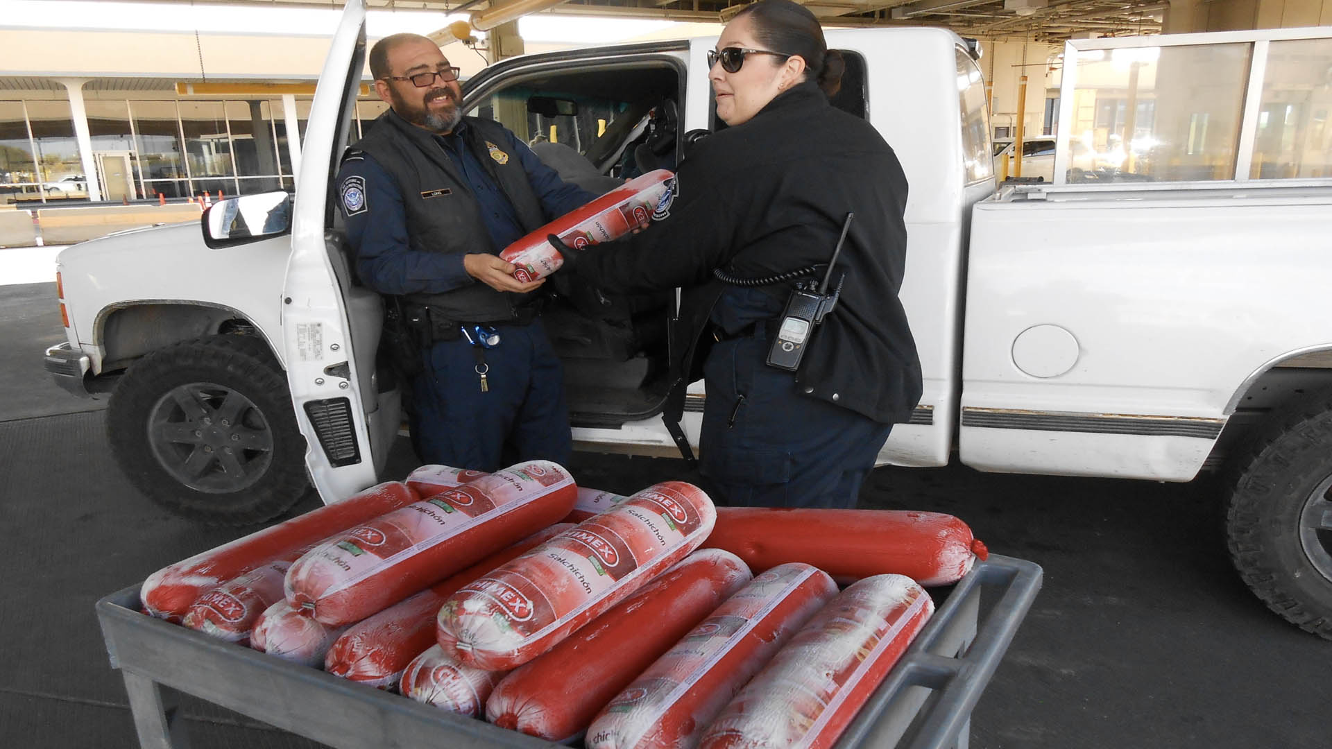 Agentes fronterizos decomisan casi 70 kilos de embutido en Texas
