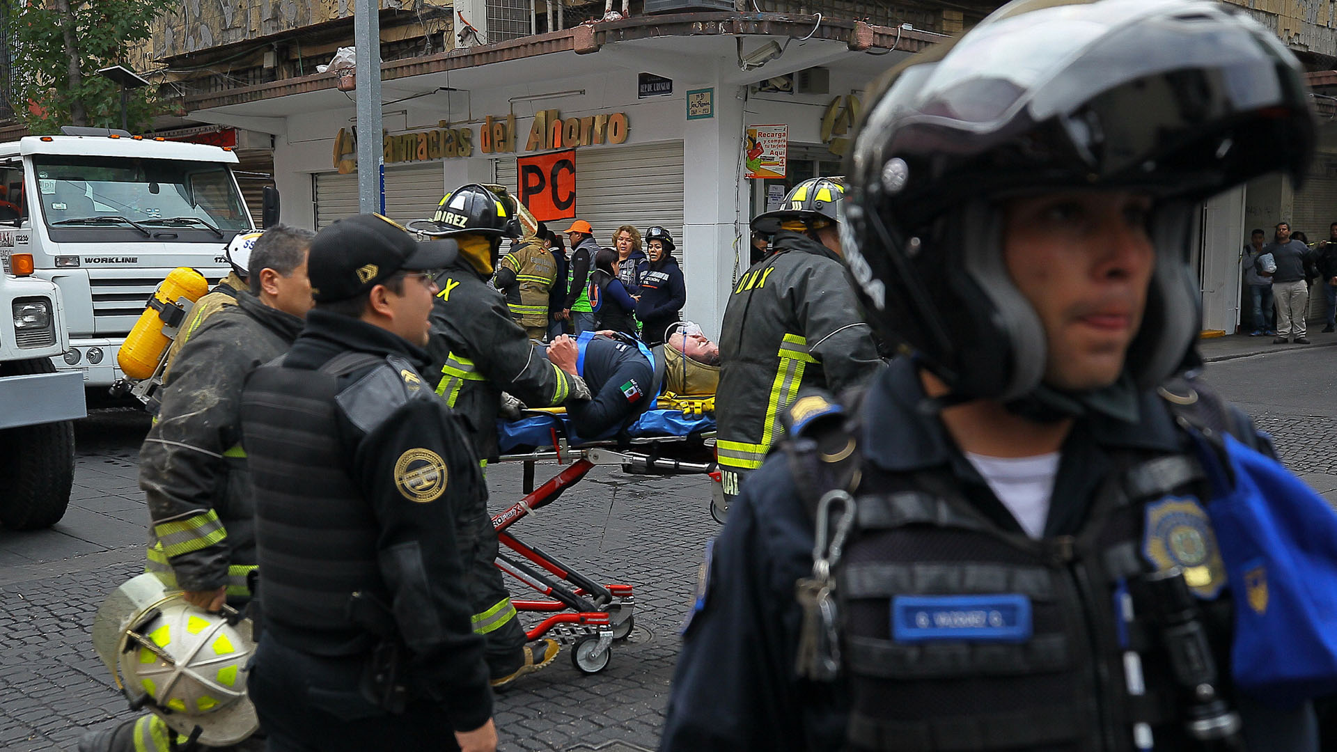 Bomberos sofocan en su totalidad incendio en el Centro de la Ciudad de México - bombero-afectado-por-incendio-en-la-cdmx