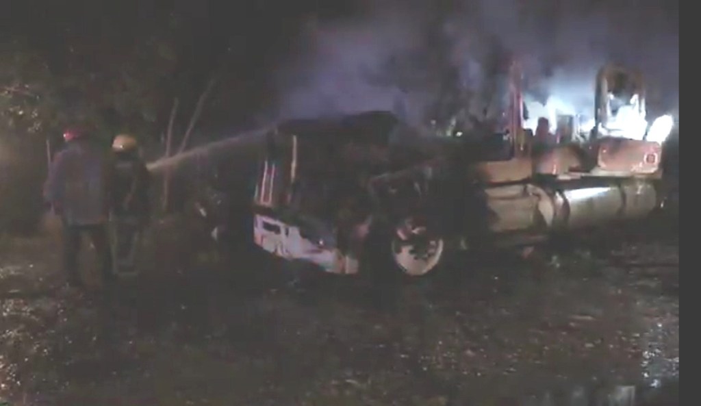 Comando prende fuego a tráileres en Iguala - bomberos-sofocan-incendio-de-trailer-en-iguala