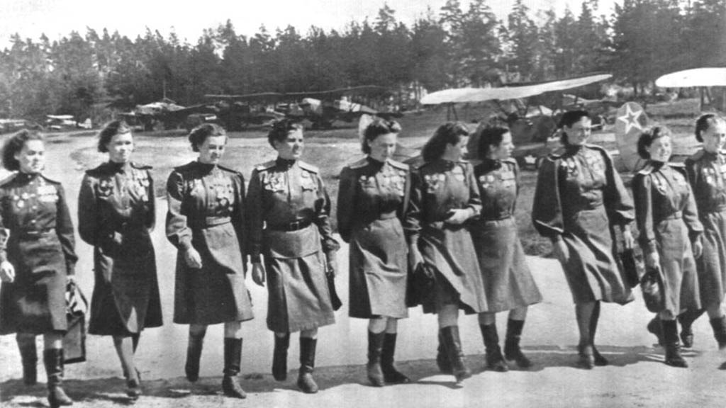 “Brujas de la Noche”: las bombarderas que volaban con alas de lona