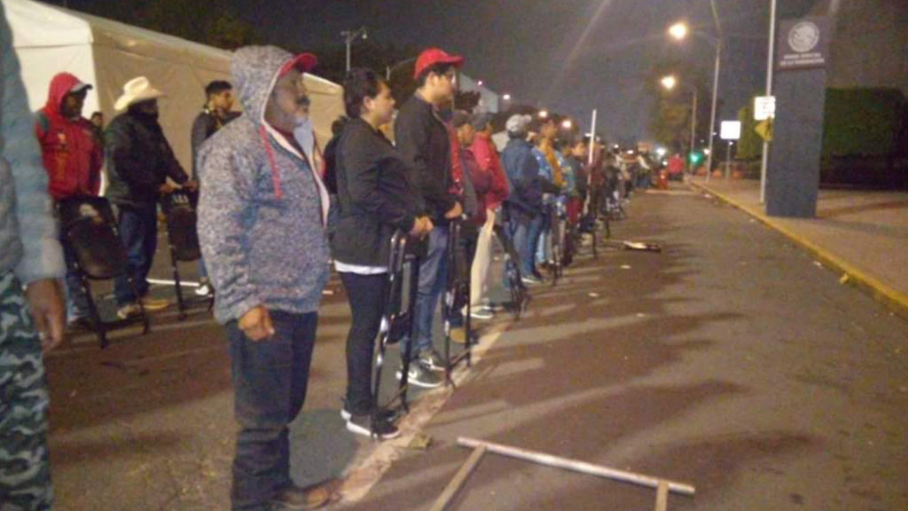 Policías encapsulan a campesinos en San Lázaro; impedirán que se movilicen a Expo Santa Fe - cadena-humana-de-campesinos-afuera-de-san-lazaro