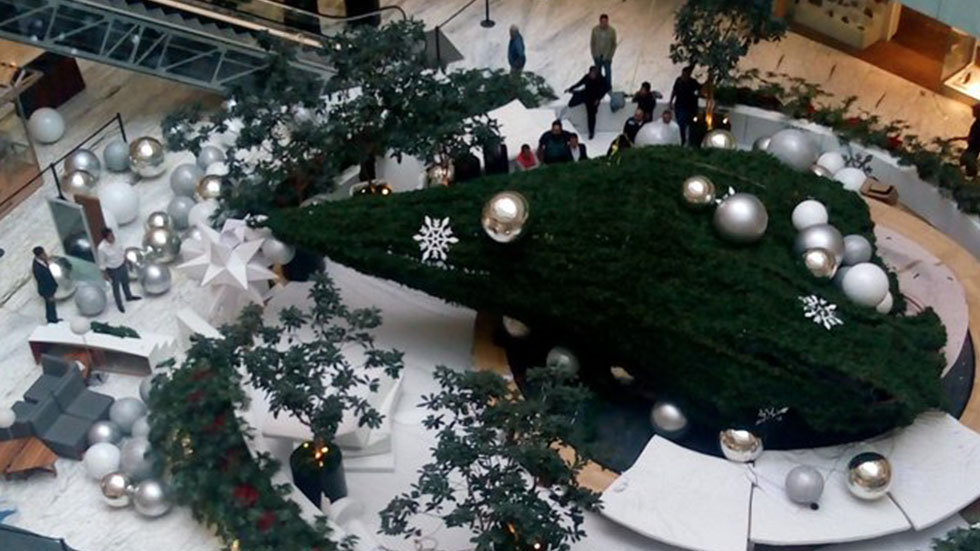 Cae árbol de Navidad gigante en Plaza Manacar; una persona resultó herida - caida-de-arbol-de-navidad-en-plaza-manacar