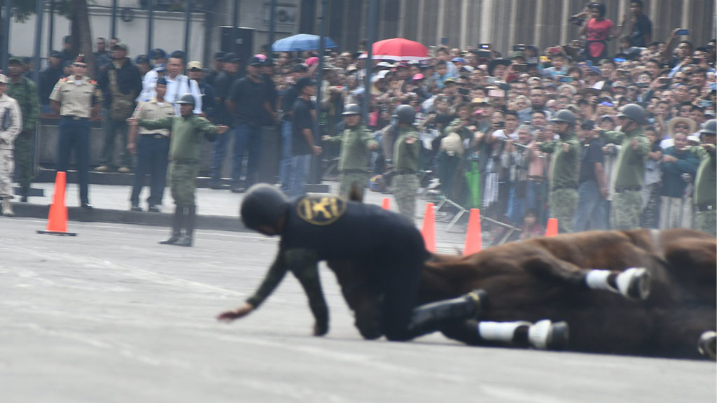 El general Luis Cresencio Sandoval reporta estable a jinete accidentando