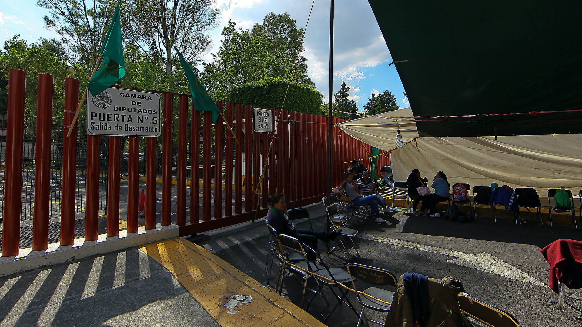 Continúa bloqueo en San Lázaro; diputados y campesinos no llegan a acuerdo